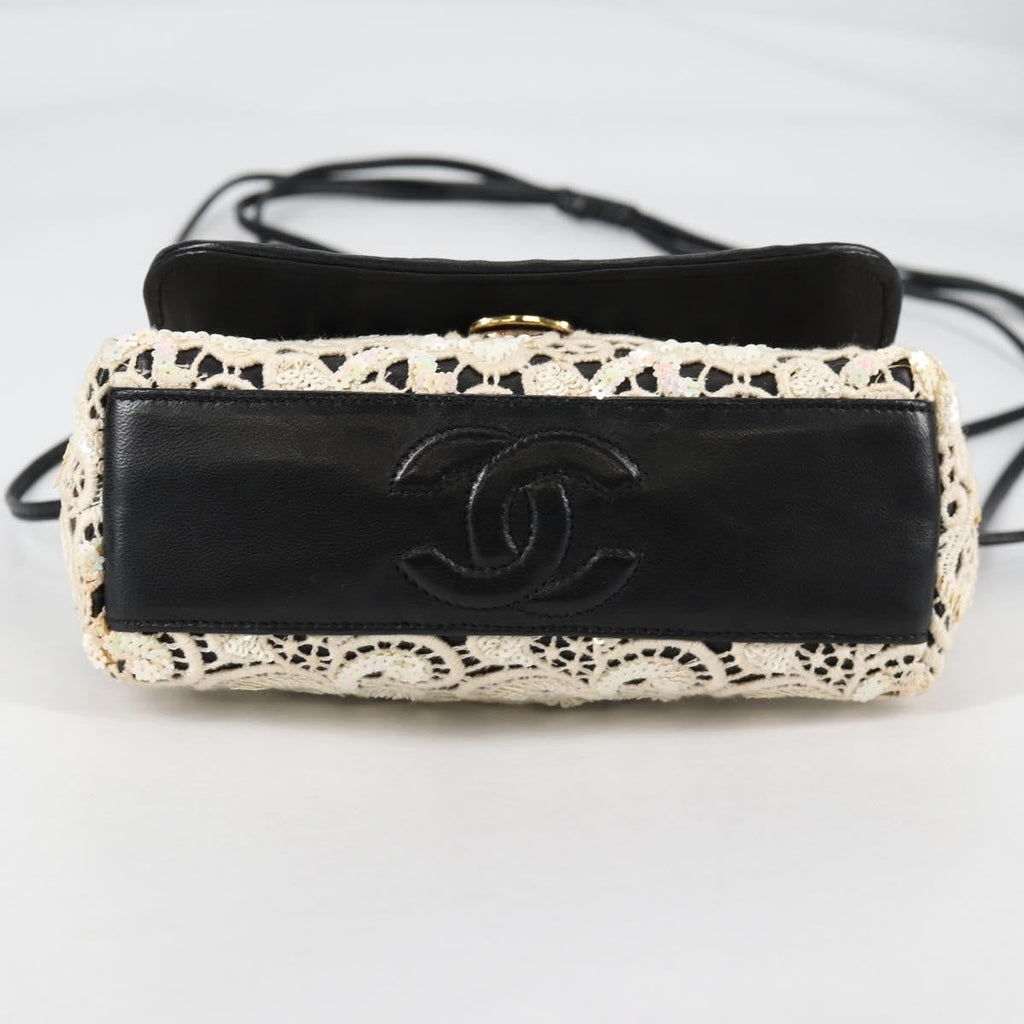 Chanel Floral Cc Flap Bag Leather White Leather Shoulder Bag Bag (Pre-Owned)