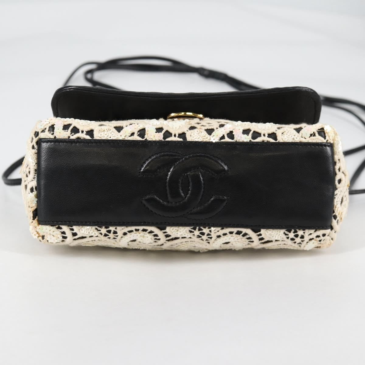 Chanel Floral Cc Flap Bag Leather White Leather Shoulder Bag Bag (Pre-Owned)