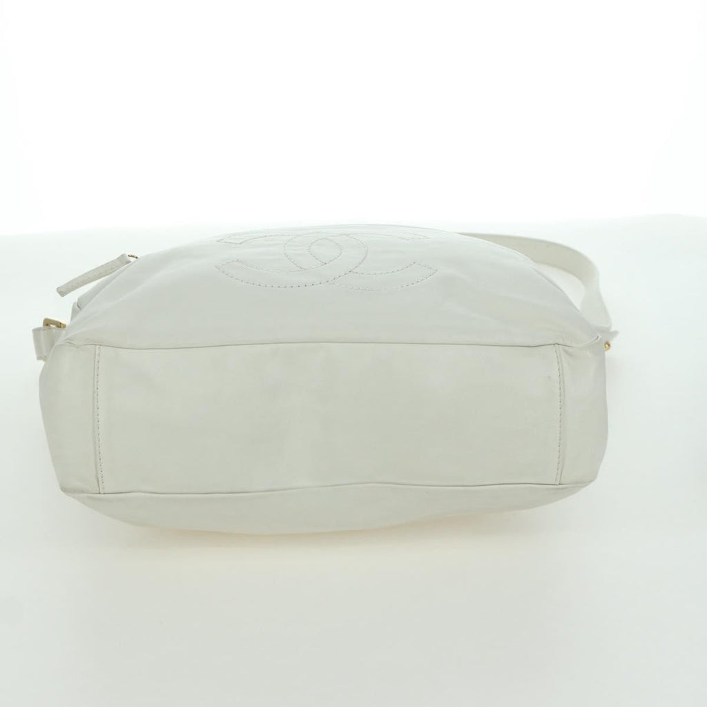 Chanel Rodeo Drive Hobo Leather White Leather Handbag (Pre-Owned)
