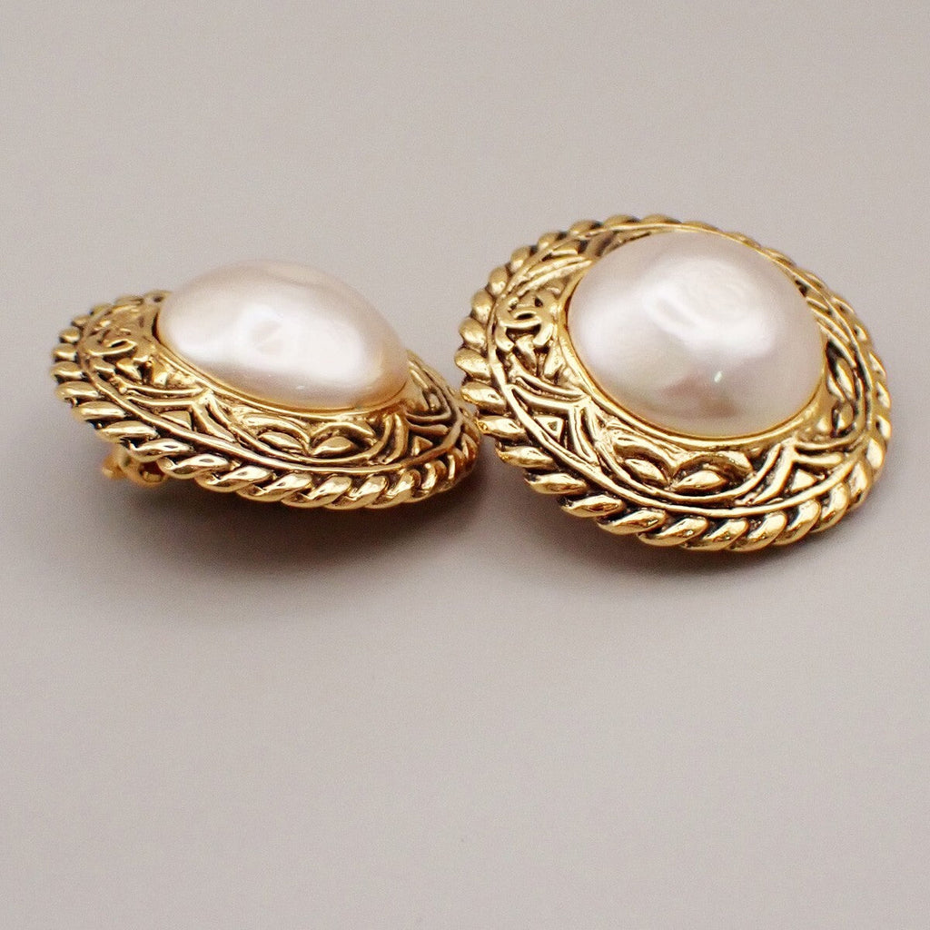 Chanel Vintage Round Chain Clip-On Earrings Metal With Faux Pearl Gold Gold_Plated Earrings Jewelry (Pre-Owned)