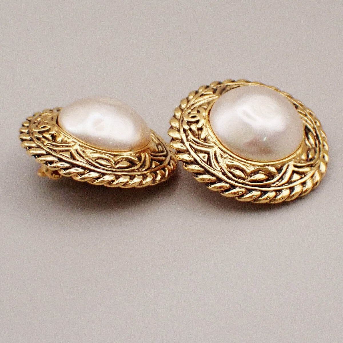 Chanel Vintage Round Chain Clip-On Earrings Metal With Faux Pearl Gold Gold_Plated Earrings Jewelry (Pre-Owned)