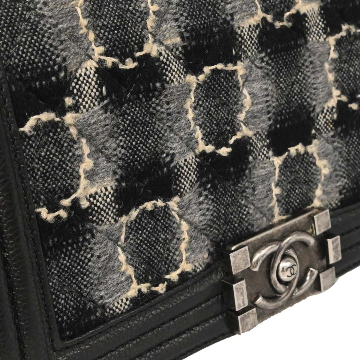 Chanel Boy Flap Bag Tweed And Leather Black Leather Shoulder Bag Bag (Pre-Owned)