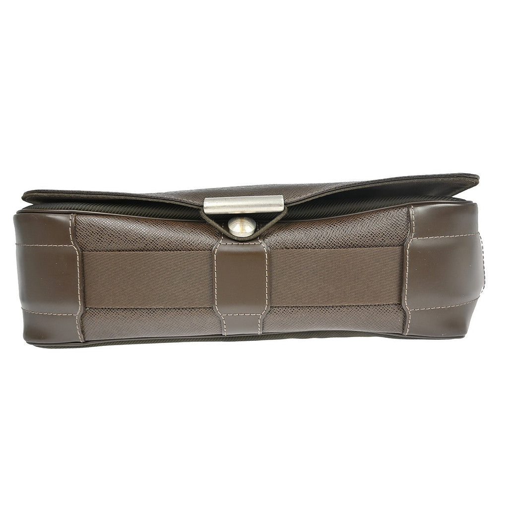 Louis Vuitton Viktor Messenger Bag Taiga Leather Brown Leather Shoulder Bag Bag (Pre-Owned)