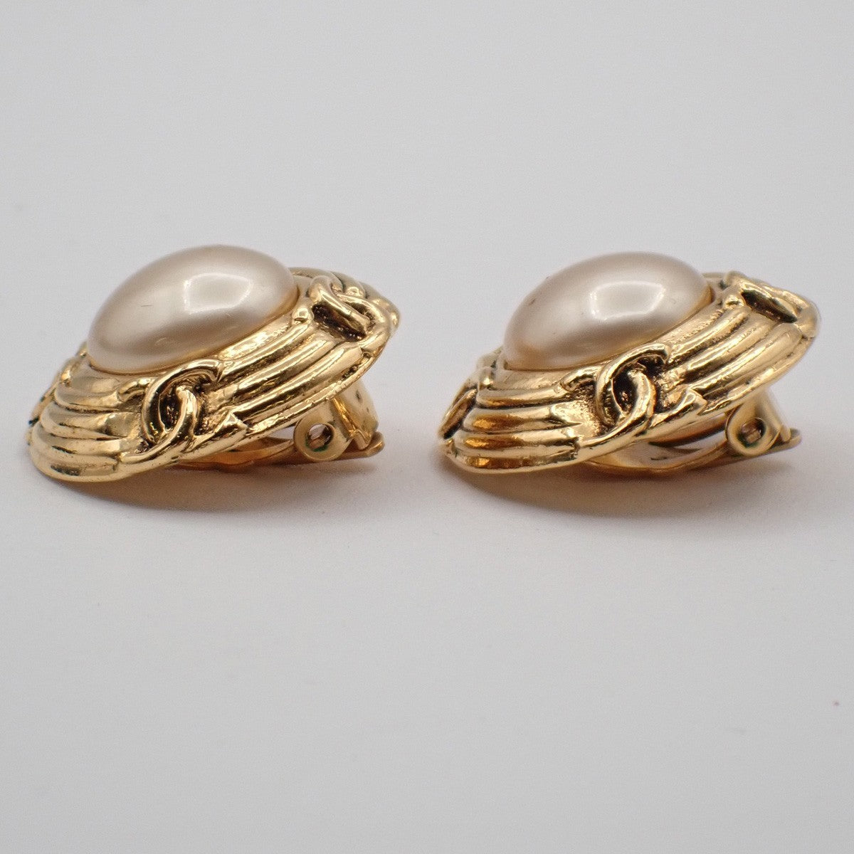 Chanel Vintage Round Clip-On Earrings Metal With Faux Pearl Gold Gold_Plated Earrings Jewelry (Pre-Owned)