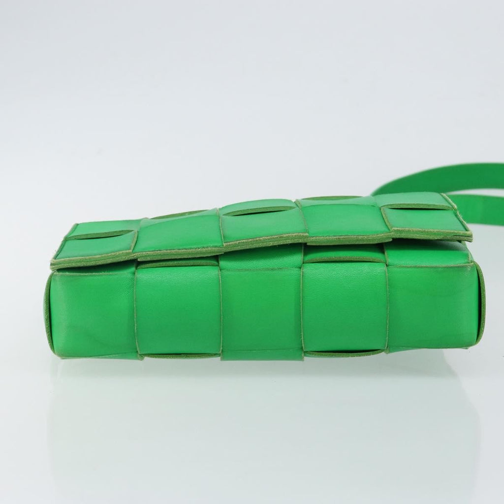 Bottega Veneta Cassette Crossbody Bag Maxi Intrecciato Leather Green Leather Bag (Pre-Owned)