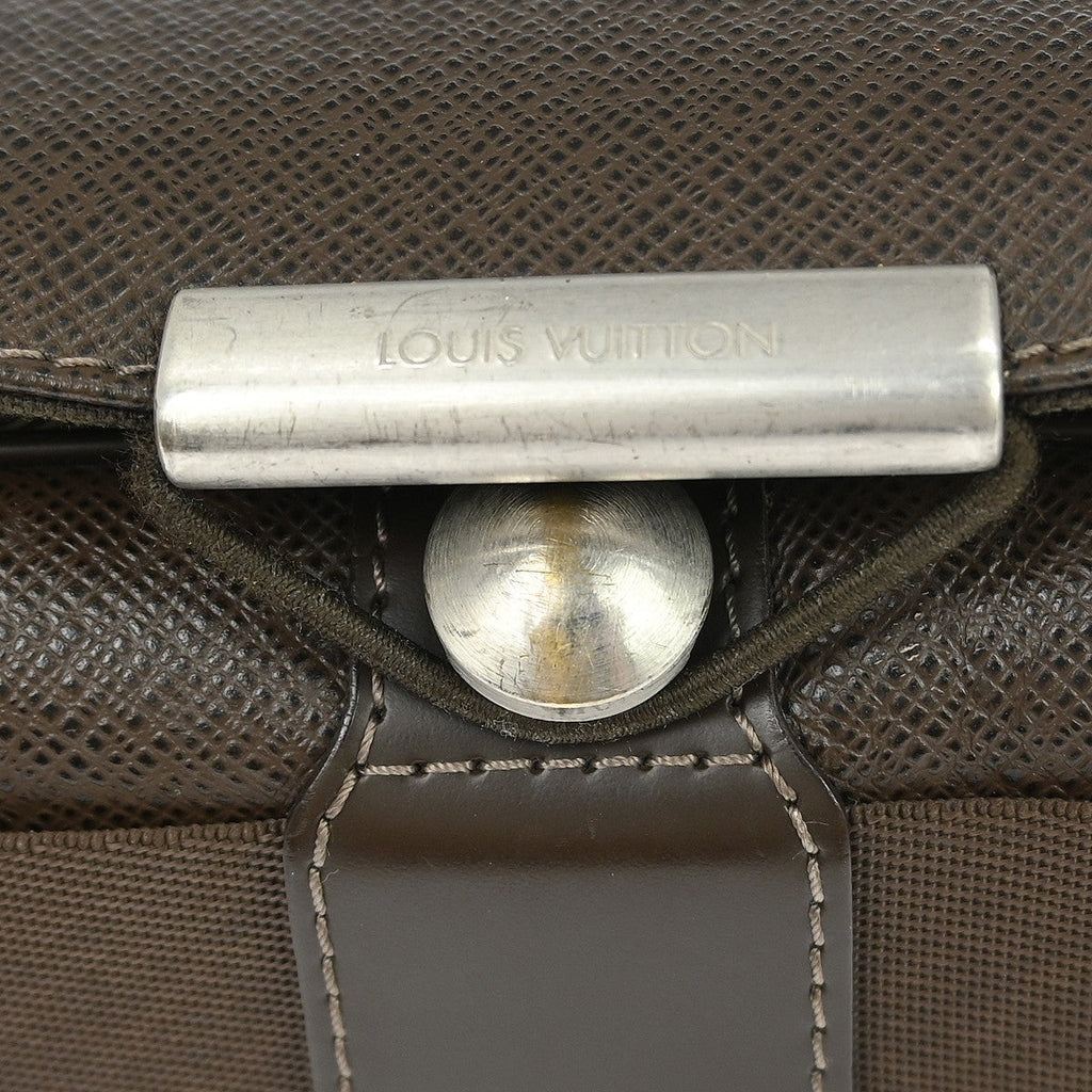 Louis Vuitton Viktor Messenger Bag Taiga Leather Brown Leather Shoulder Bag Bag (Pre-Owned)