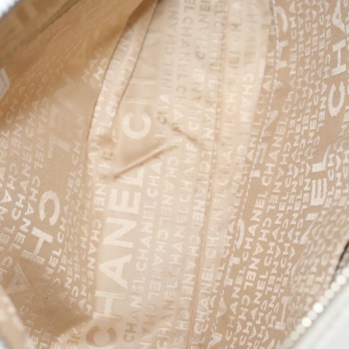 Chanel Chocolate Bar Cc Shoulder Bag Quilted Leather White Leather Shoulder Bag Bag (Pre-Owned)