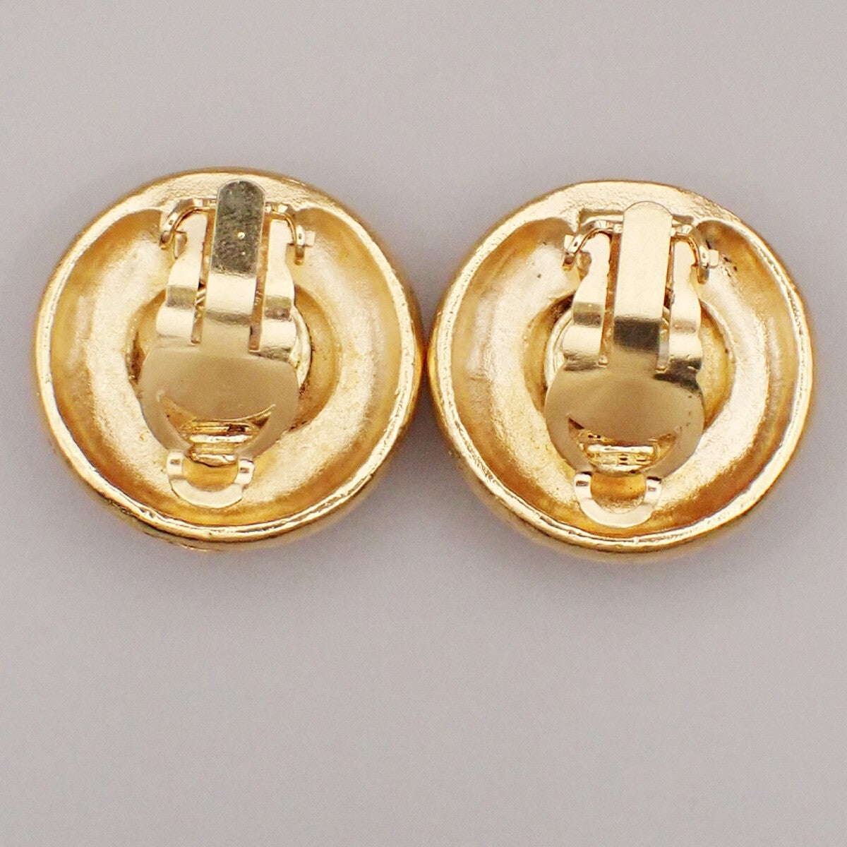 Chanel Vintage Cc Logo Round Clip On Earrings Textured Metal Gold Gold_Plated Earrings Jewelry (Pre-Owned)