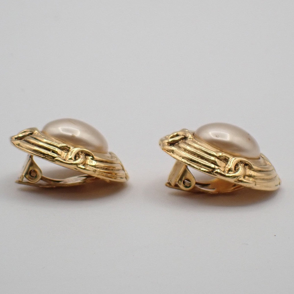 Chanel Vintage Round Clip-On Earrings Metal With Faux Pearl Gold Gold_Plated Earrings Jewelry (Pre-Owned)