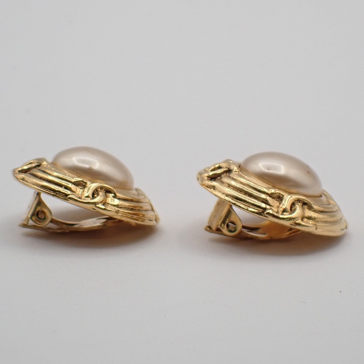 Chanel Vintage Round Clip-On Earrings Metal With Faux Pearl Gold Gold_Plated Earrings Jewelry (Pre-Owned)