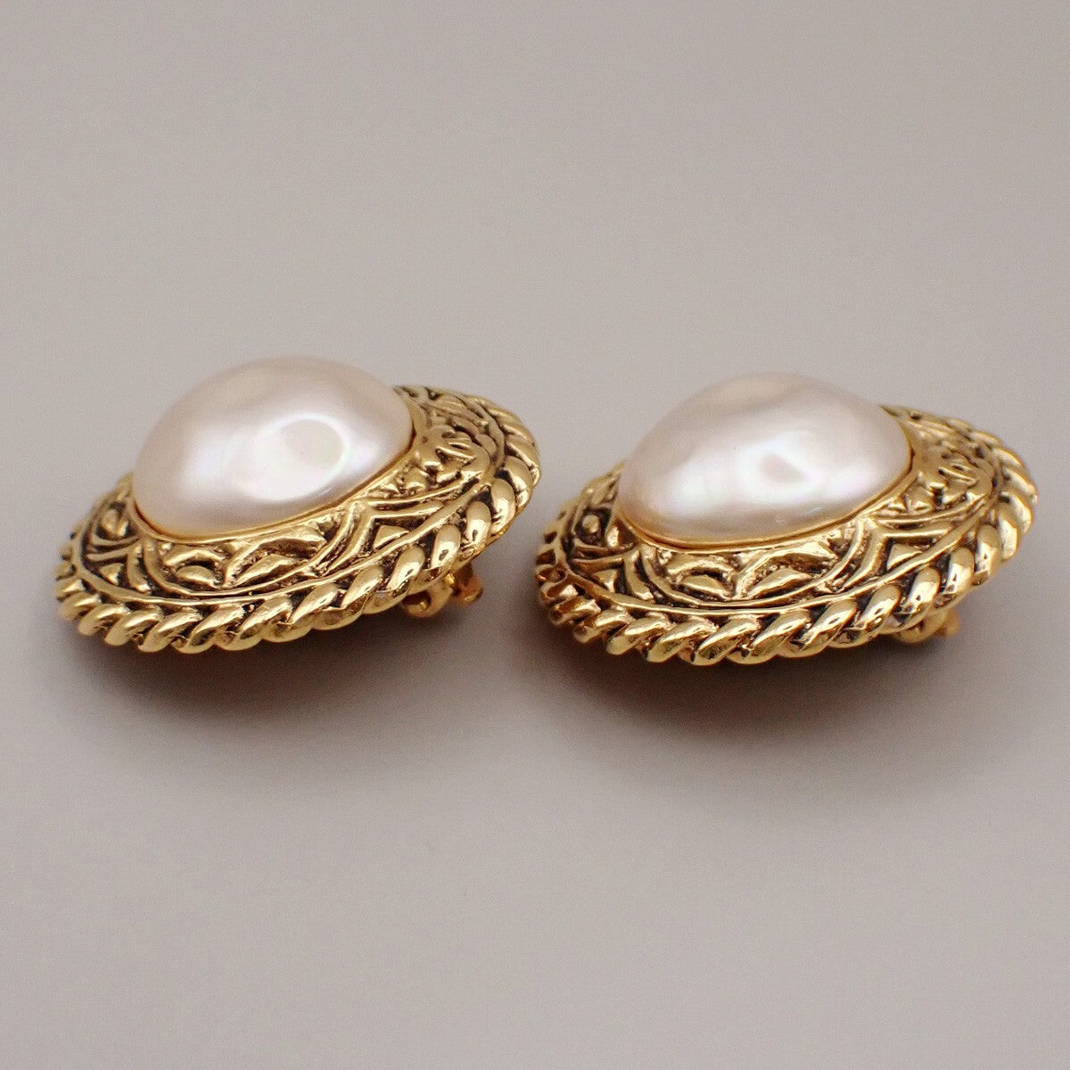 Chanel Vintage Round Chain Clip-On Earrings Metal With Faux Pearl Gold Gold_Plated Earrings Jewelry (Pre-Owned)