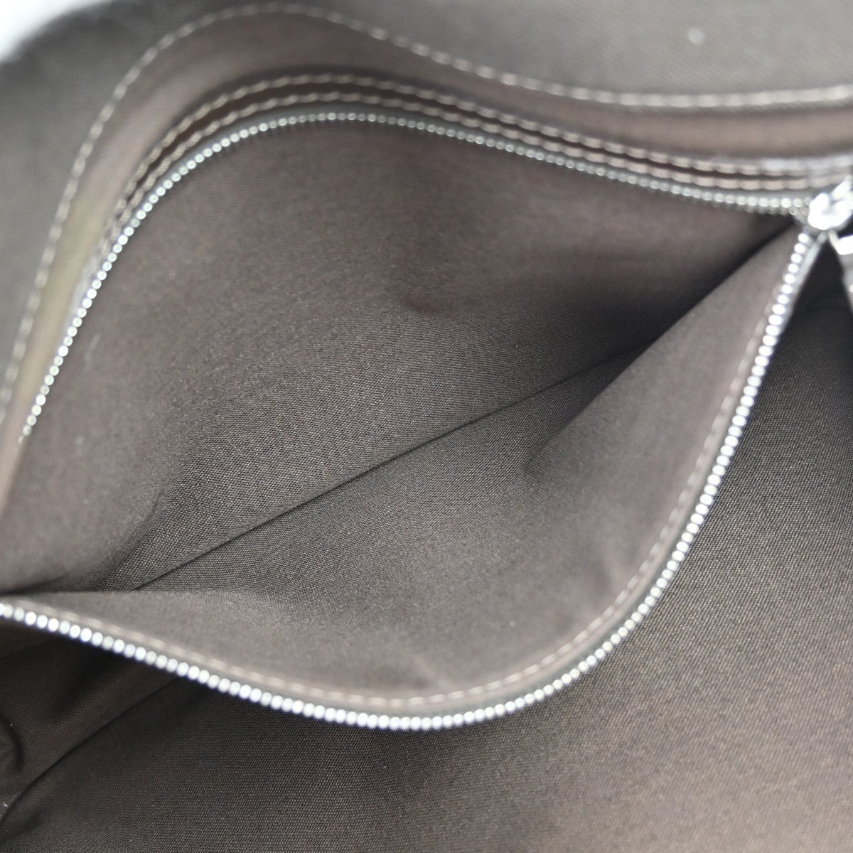 Louis Vuitton Viktor Messenger Bag Taiga Leather Brown Leather Shoulder Bag Bag (Pre-Owned)