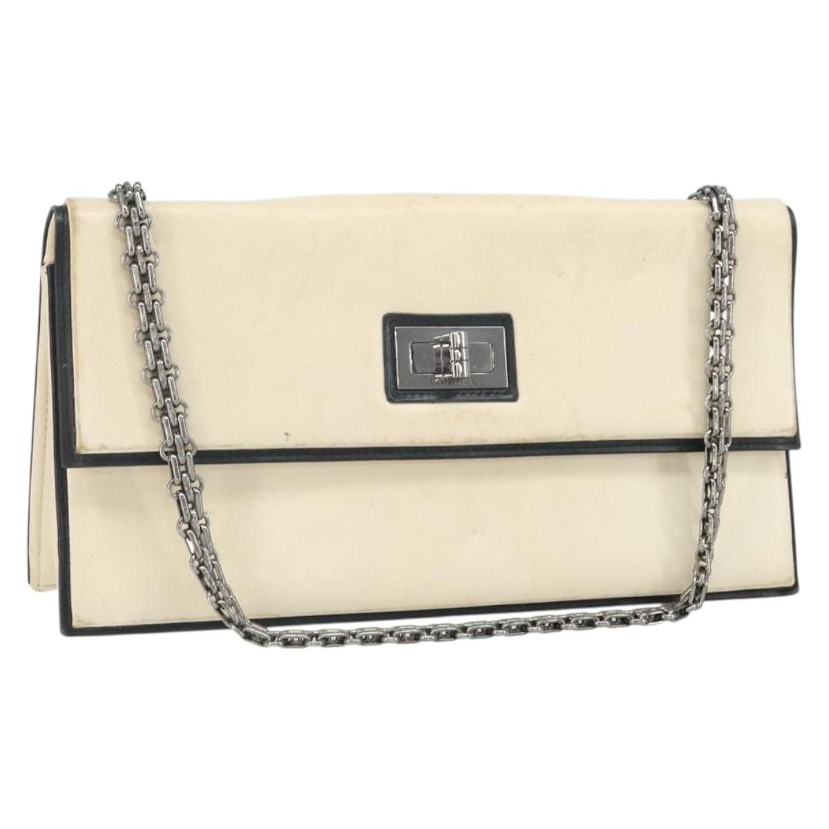 Chanel 2.55 Shoulder Bag Leather White Leather Shoulder Bag Bag (Pre-Owned)