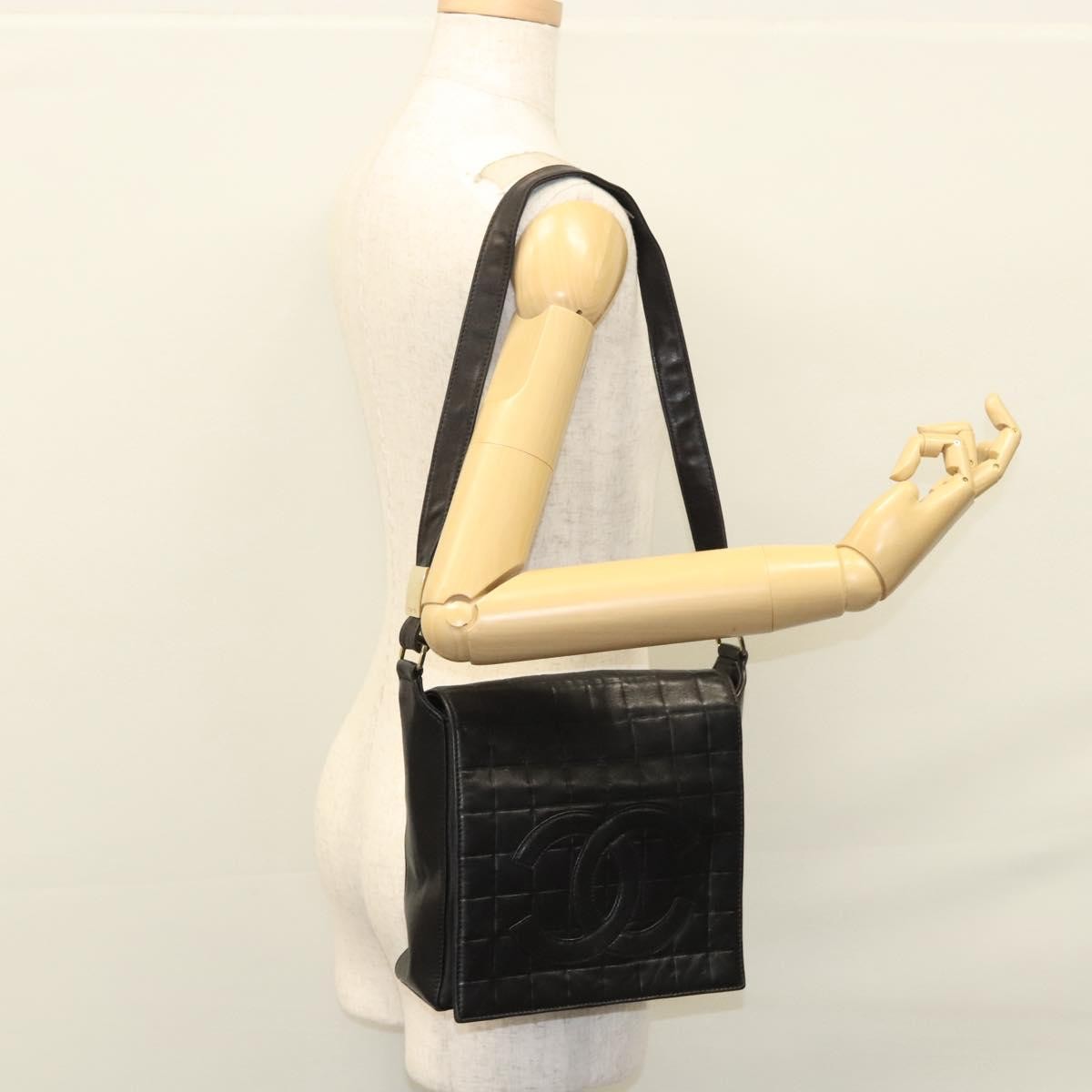 Chanel Chocolate Bar Cc Shoulder Bag Quilted Leather Black Leather Shoulder Bag Bag (Pre-Owned)
