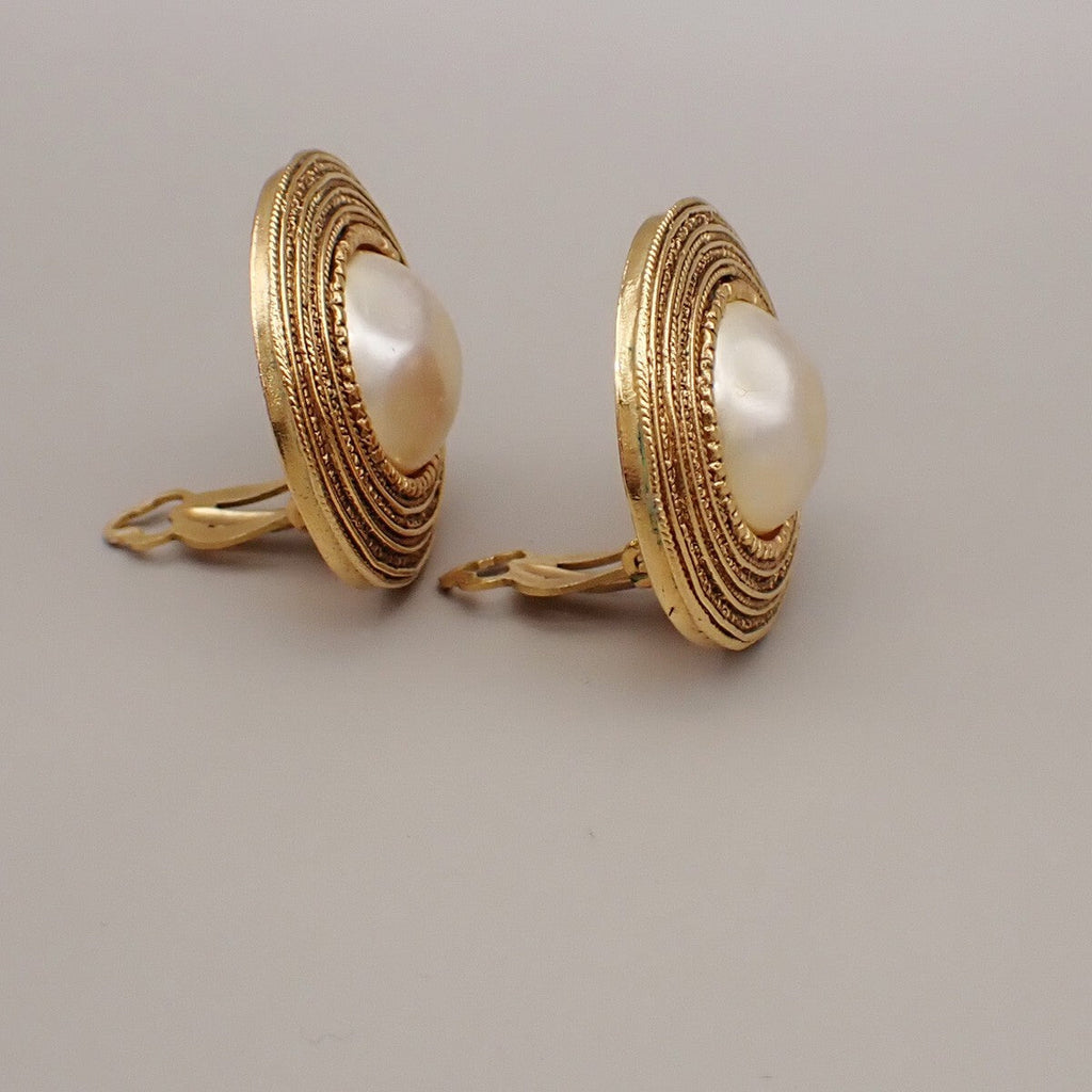Chanel Vintage Round Clip-On Earrings Metal With Faux Pearl Gold Gold_Plated Earrings Jewelry (Pre-Owned)