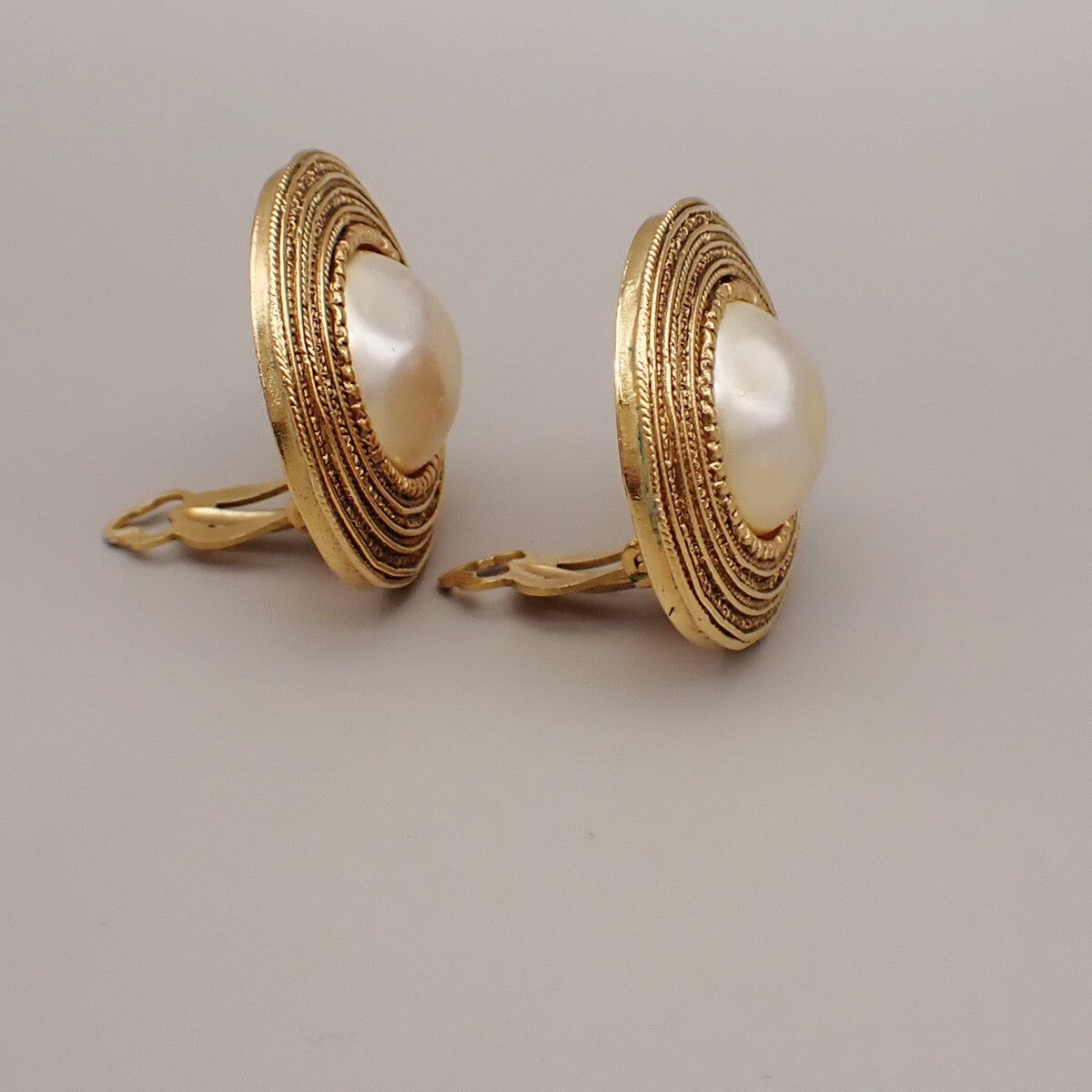 Chanel Vintage Round Clip-On Earrings Metal With Faux Pearl Gold Gold_Plated Earrings Jewelry (Pre-Owned)