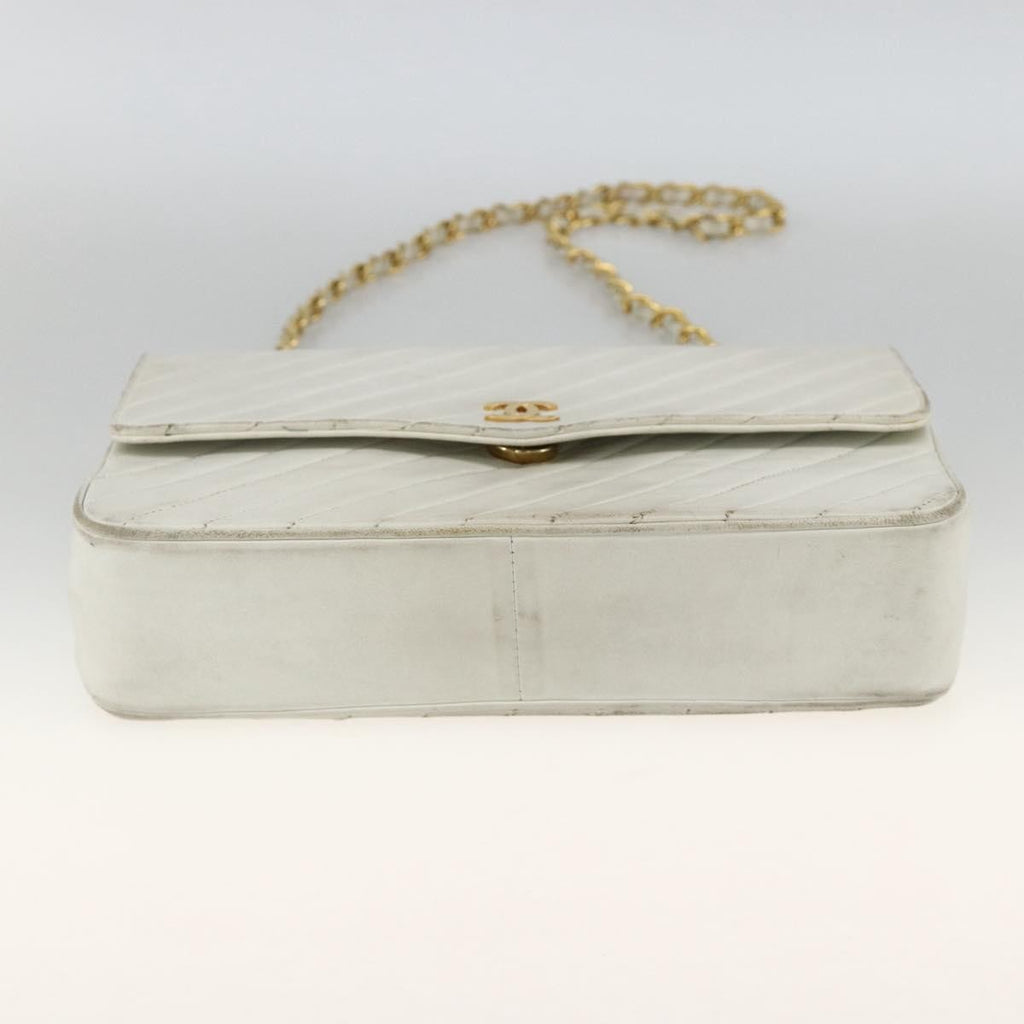 Chanel Matelasse Chain Shoulder Bag Leather White Leather Shoulder Bag Bag (Pre-Owned)