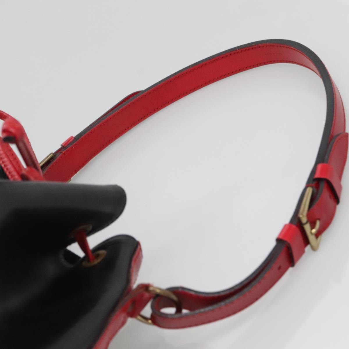 Louis Vuitton Bicolor Noe Handbag Epi Leather Black Leather Shoulder Bag Bag (Pre-Owned)