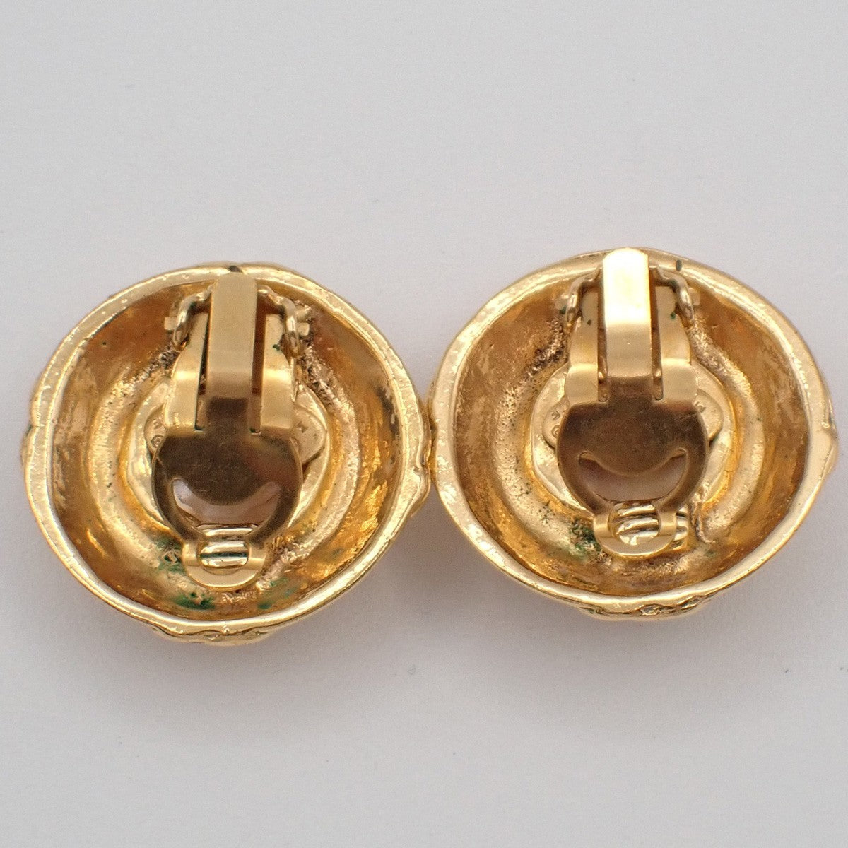 Chanel Vintage Round Clip-On Earrings Metal With Faux Pearl Gold Gold_Plated Earrings Jewelry (Pre-Owned)