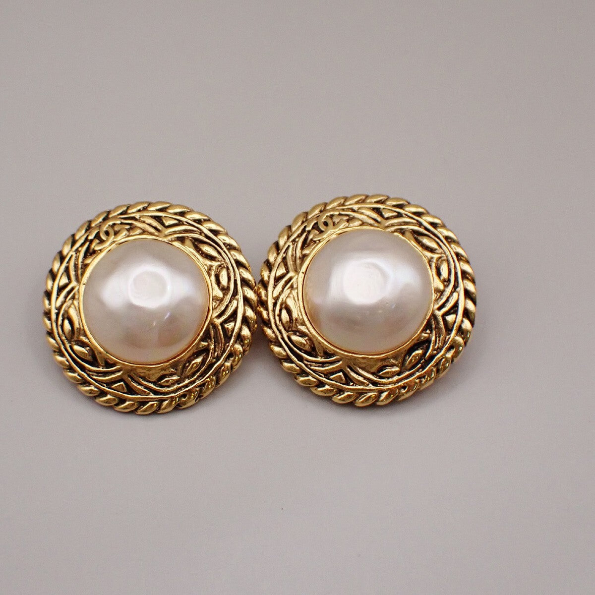 Chanel Vintage Round Chain Clip-On Earrings Metal With Faux Pearl Gold Gold_Plated Earrings Jewelry (Pre-Owned)