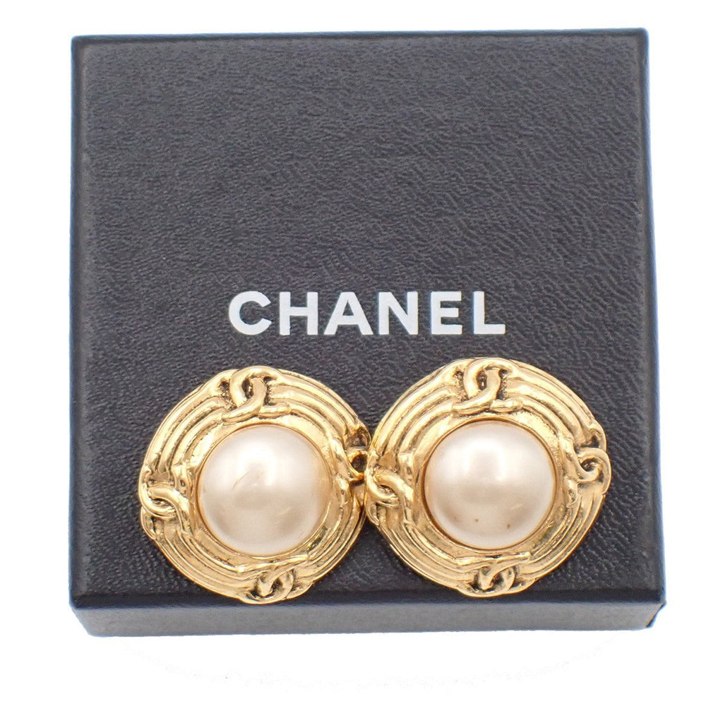 Chanel Vintage Round Clip-On Earrings Metal With Faux Pearl Gold Gold_Plated Earrings Jewelry (Pre-Owned)