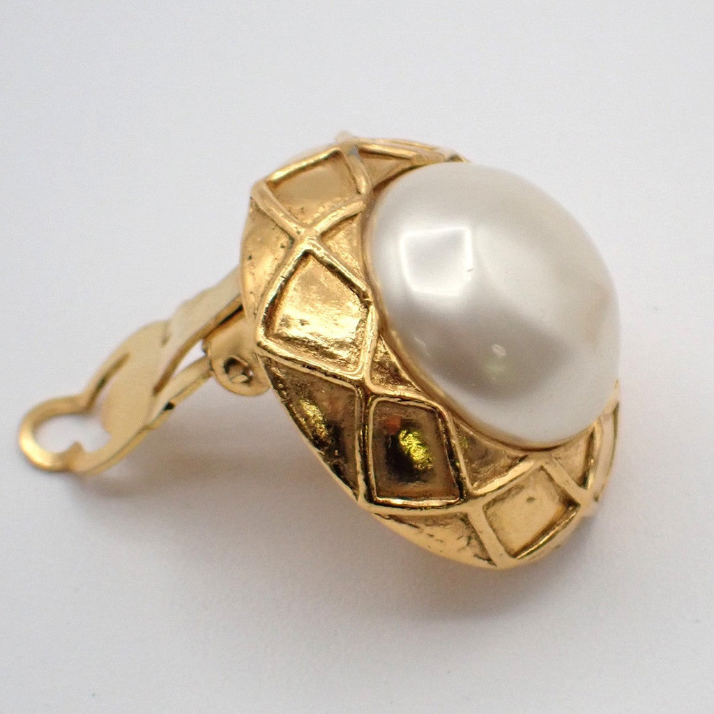 Chanel Vintage Round Clip-On Earrings Metal With Faux Pearl Gold Gold_Plated Earrings Jewelry (Pre-Owned)