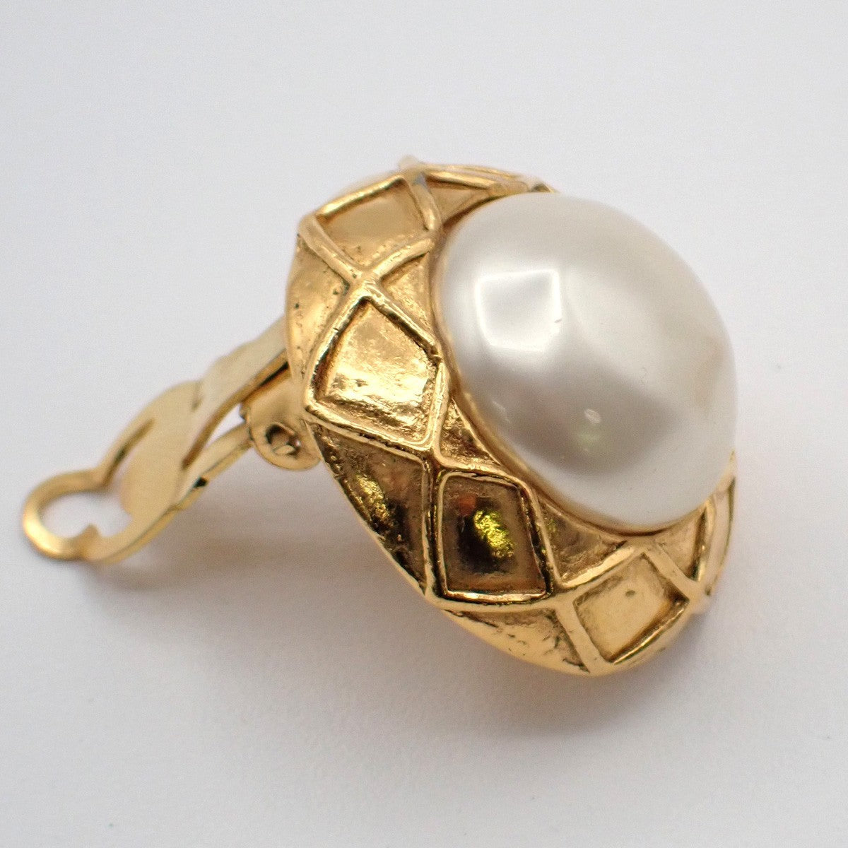 Chanel Vintage Round Clip-On Earrings Metal With Faux Pearl Gold Gold_Plated Earrings Jewelry (Pre-Owned)