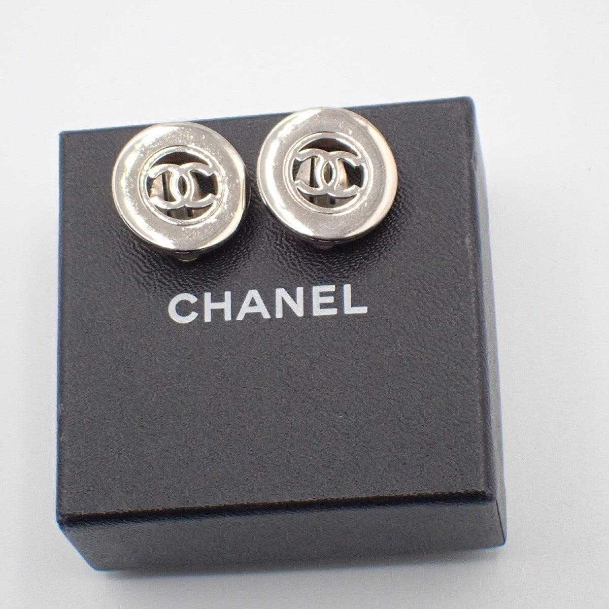 Chanel Cc Cutout Round Clip-On Earrings Metal Silver Metal Earrings Jewelry (Pre-Owned)
