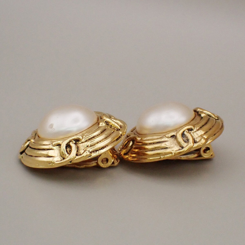 Chanel Vintage Round Clip-On Earrings Metal With Faux Pearl Gold Gold_Plated Earrings Jewelry (Pre-Owned)