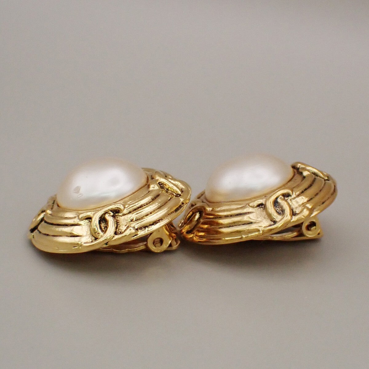 Chanel Vintage Round Clip-On Earrings Metal With Faux Pearl Gold Gold_Plated Earrings Jewelry (Pre-Owned)