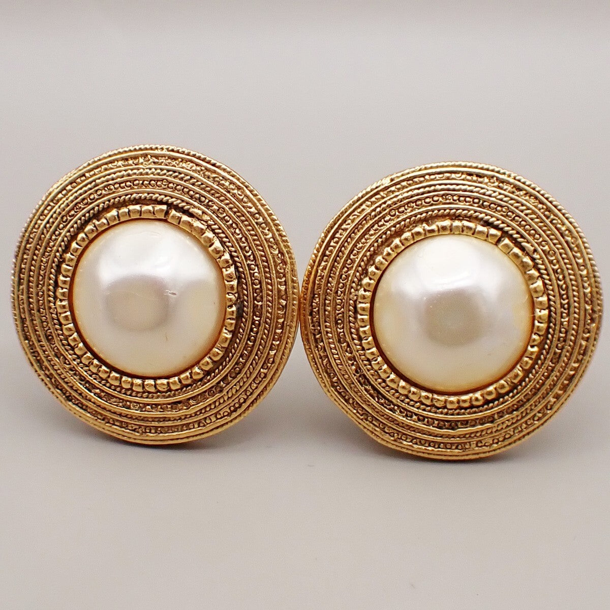Chanel Vintage Round Clip-On Earrings Metal With Faux Pearl Gold Gold_Plated Earrings Jewelry (Pre-Owned)