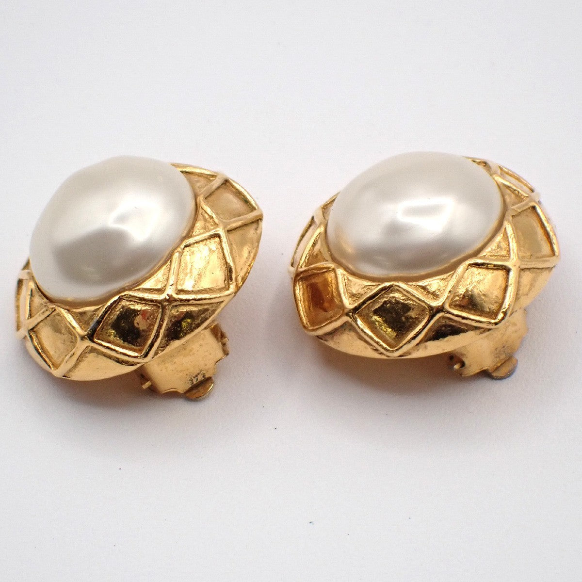 Chanel Vintage Round Clip-On Earrings Metal With Faux Pearl Gold Gold_Plated Earrings Jewelry (Pre-Owned)