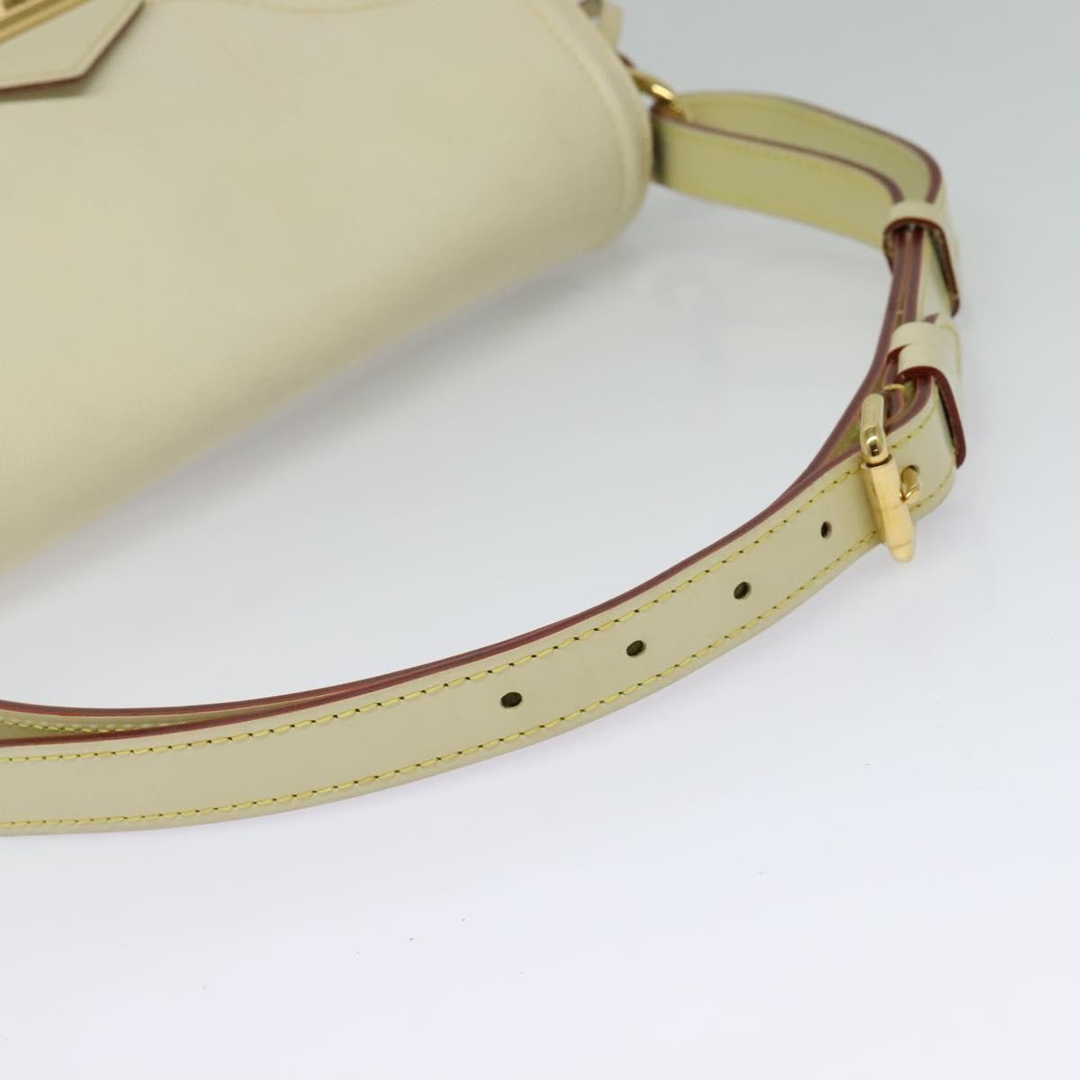 Louis Vuitton Suhali L'essentiel Handbag Leather White Leather Shoulder Bag Bag (Pre-Owned)