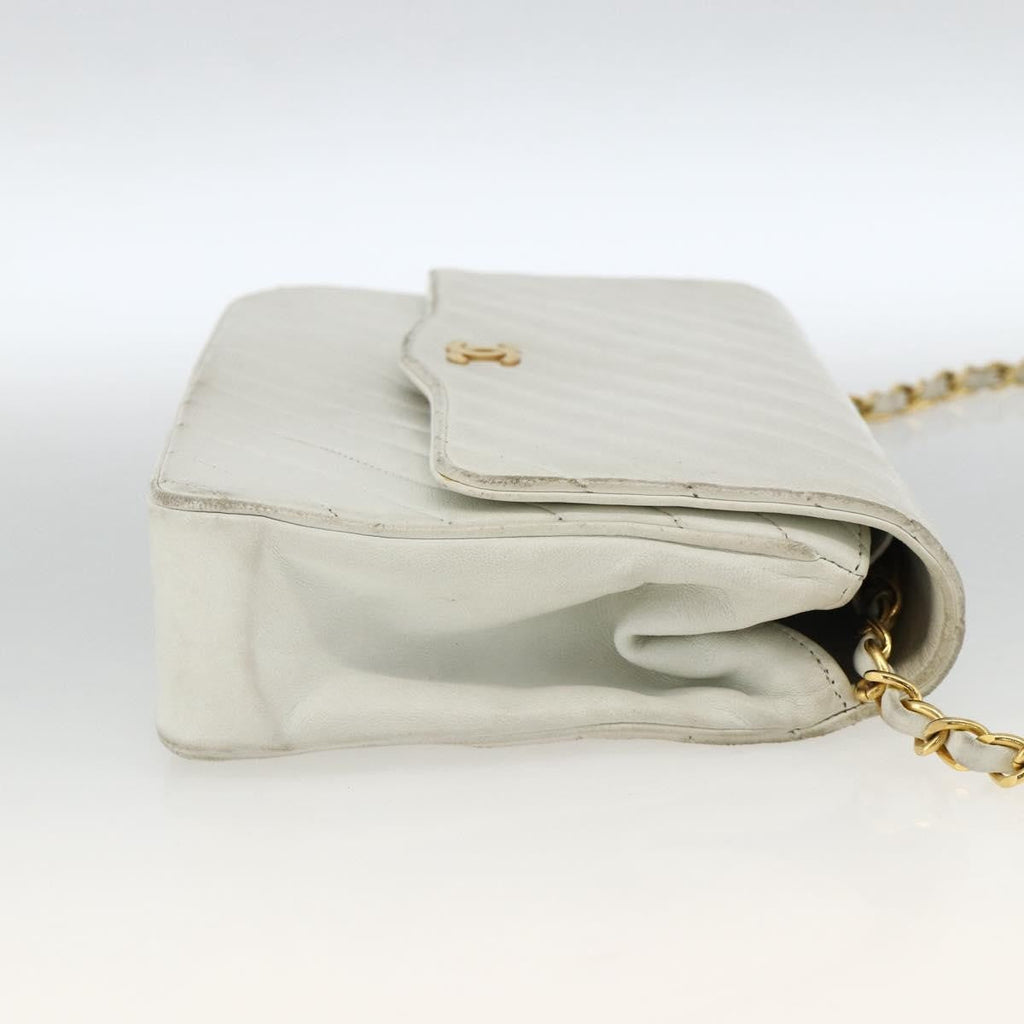 Chanel Matelasse Chain Shoulder Bag Leather White Leather Shoulder Bag Bag (Pre-Owned)