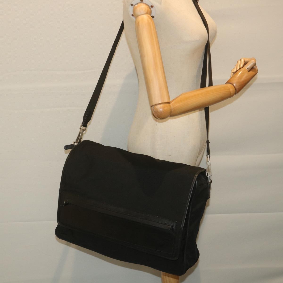 Gucci Vintage Flap Crossbody Bag Nylon Black Nylon Shoulder Bag Bag (Pre-Owned)