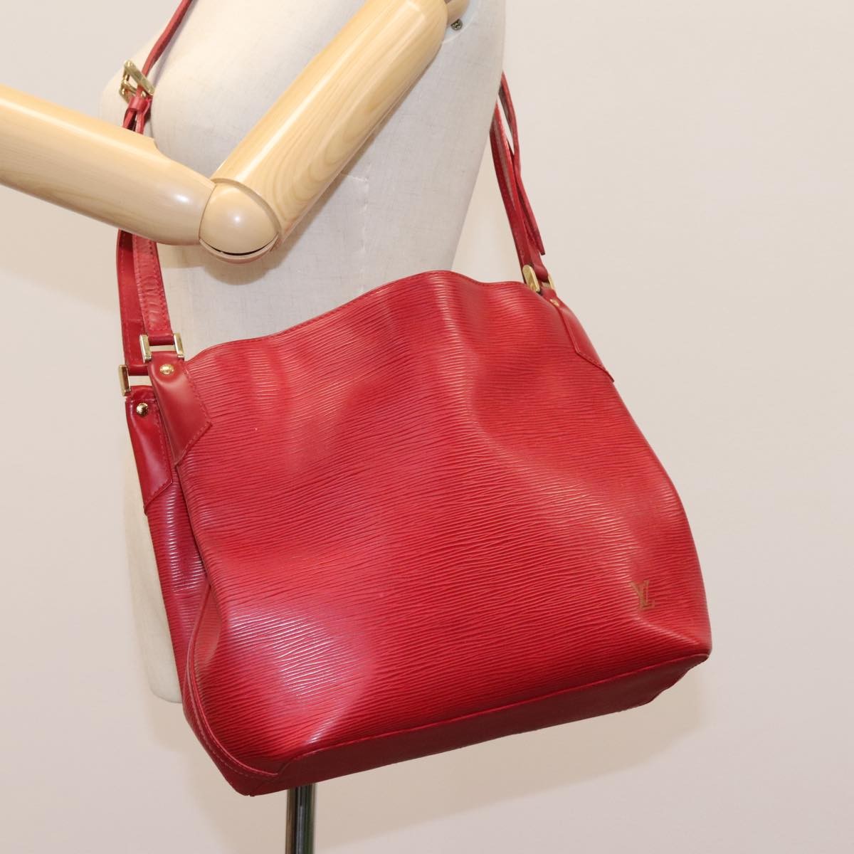 Louis Vuitton Mandara Handbag Epi Leather Red Leather Shoulder Bag Bag (Pre-Owned)