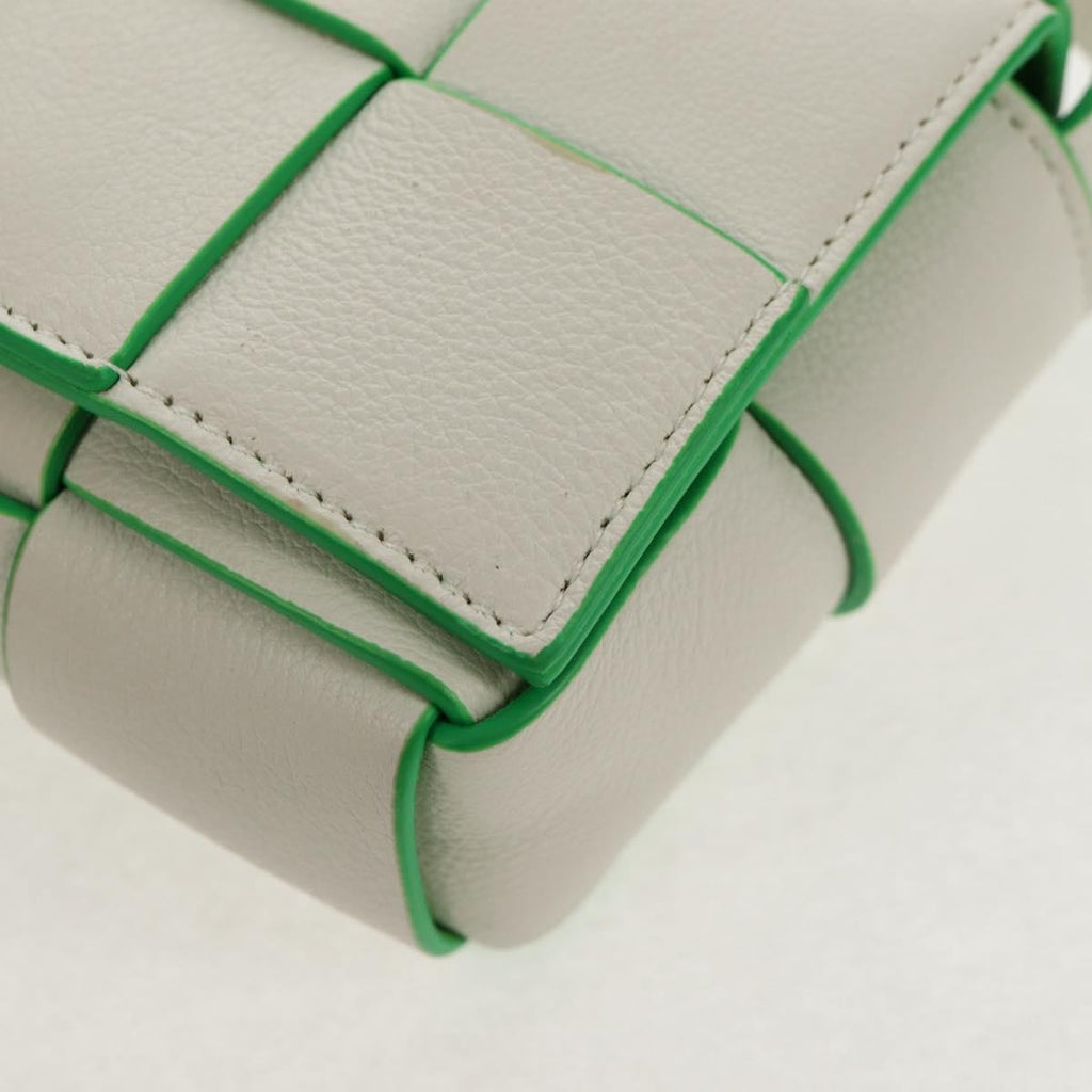 Bottega Veneta Cassette Crossbody Bag Maxi Intrecciato Leather White Leather Shoulder Bag Bag (Pre-Owned)