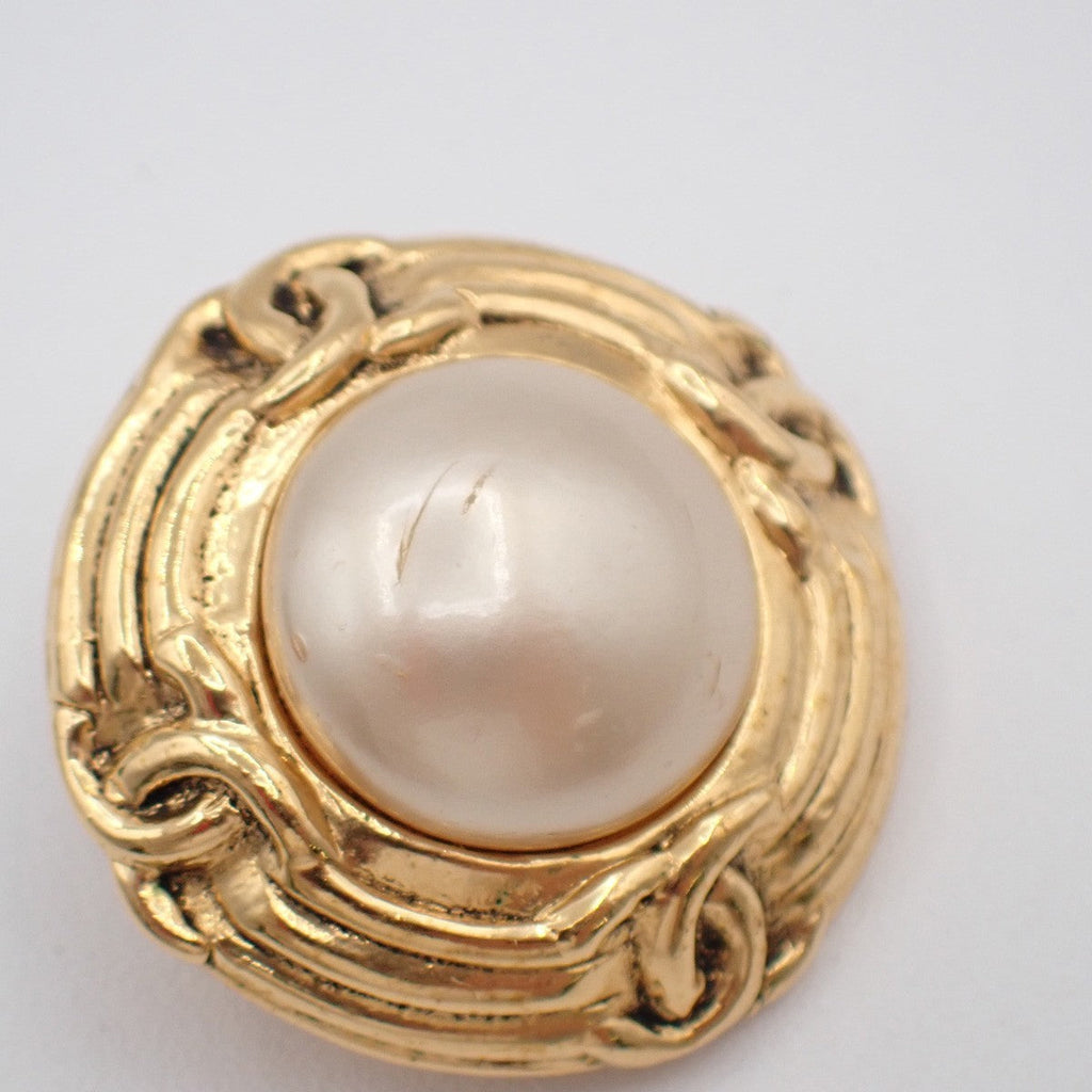 Chanel Vintage Round Clip-On Earrings Metal With Faux Pearl Gold Gold_Plated Earrings Jewelry (Pre-Owned)