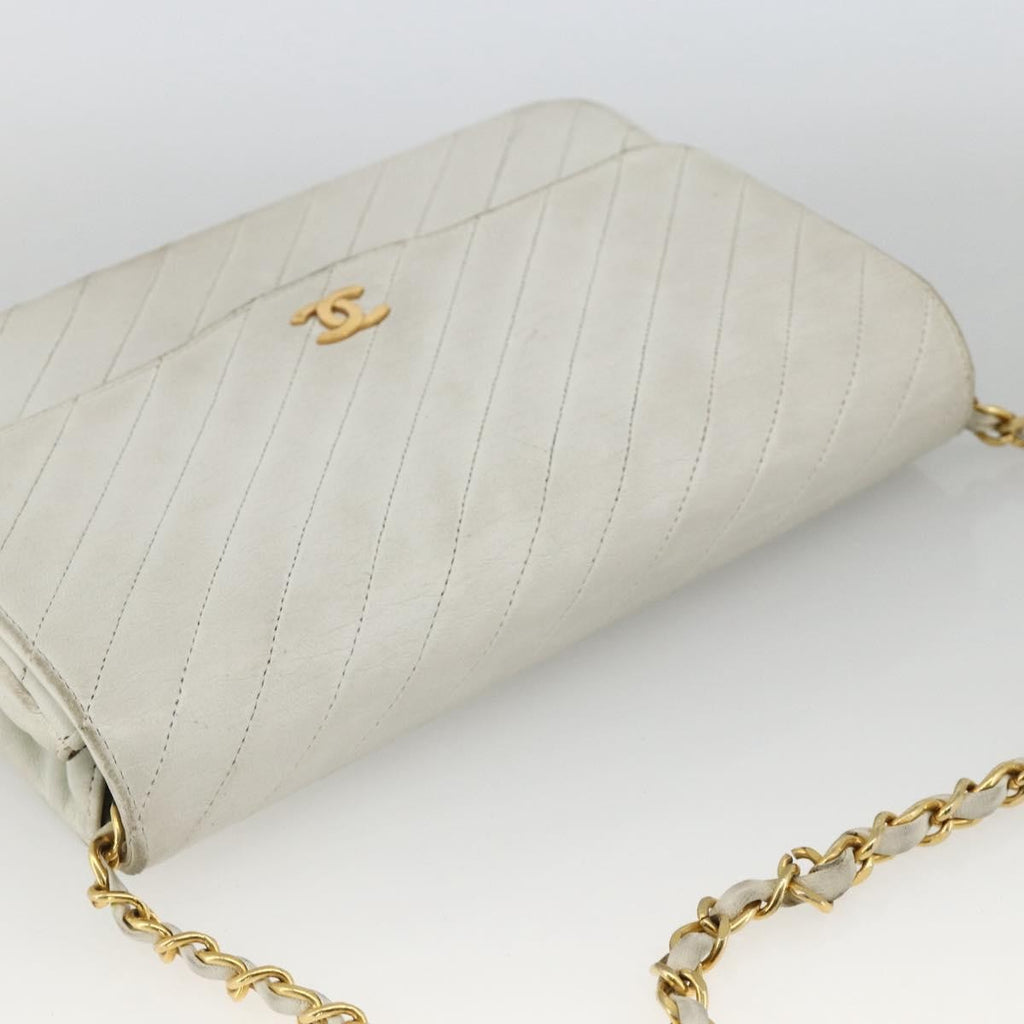 Chanel Matelasse Chain Shoulder Bag Leather White Leather Shoulder Bag Bag (Pre-Owned)