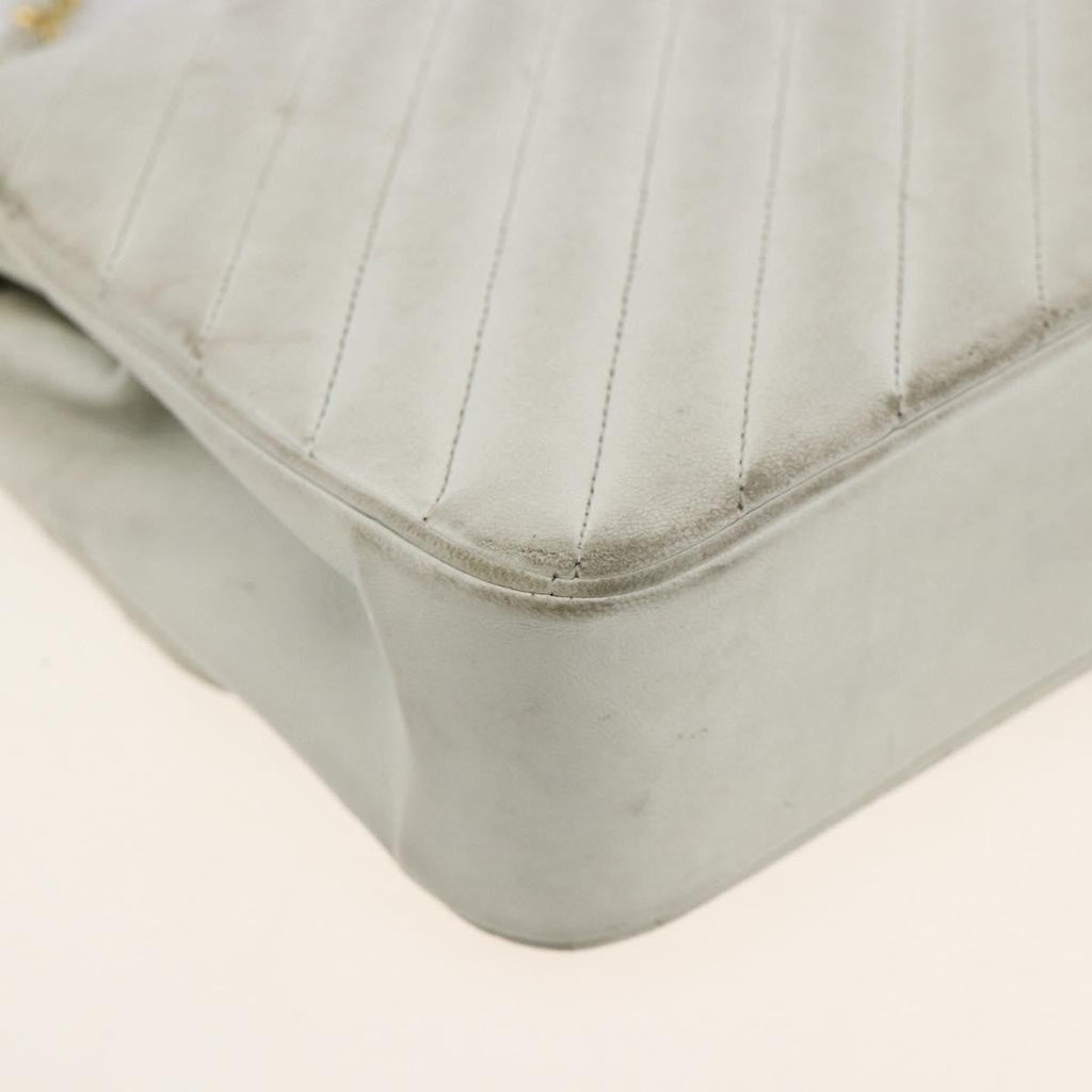 Chanel Matelasse Chain Shoulder Bag Leather White Leather Shoulder Bag Bag (Pre-Owned)