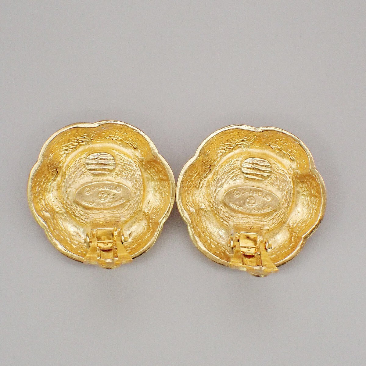 Chanel Vintage Cc Flower Clip-On Earrings Imitation Pearls In Gold Plated Gold Gold_Plated Earrings Jewelry (Pre-Owned)
