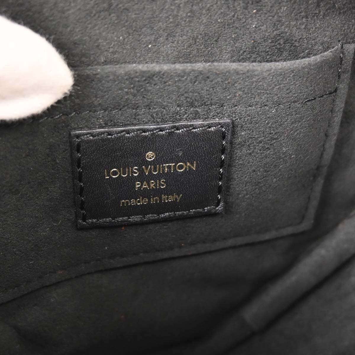 Louis Vuitton New Wave Heart Crossbody Bag Quilted Leather Black Leather Crossbody Bag Bag (Pre-Owned)
