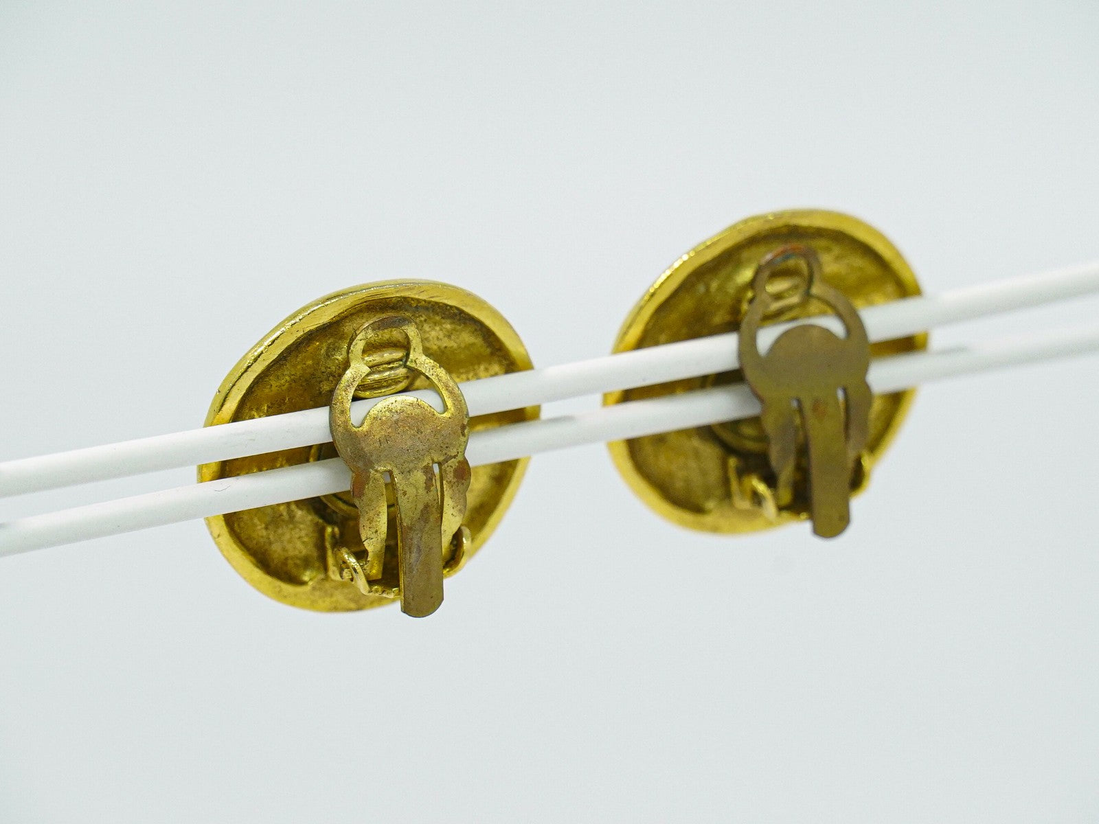 Chanel Vintage Cc Logo Round Clip On Earrings Textured Metal Gold Gold_Plated Earrings Jewelry (Pre-Owned)