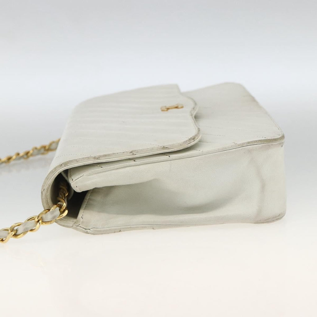 Chanel Matelasse Chain Shoulder Bag Leather White Leather Shoulder Bag Bag (Pre-Owned)