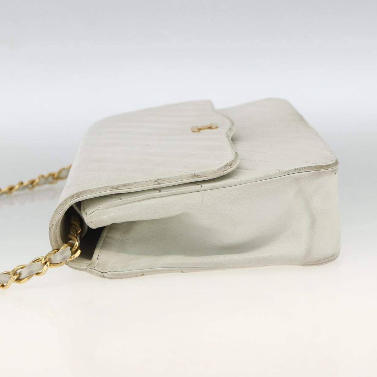 Chanel Matelasse Chain Shoulder Bag Leather White Leather Shoulder Bag Bag (Pre-Owned)