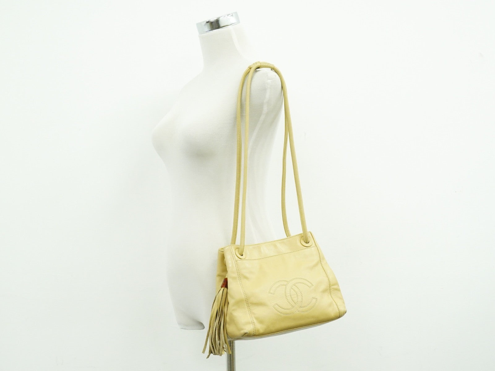 Chanel Vintage Cc Tassel Shoulder Bag Lambskin Beige Leather Shoulder Bag Bag (Pre-Owned)