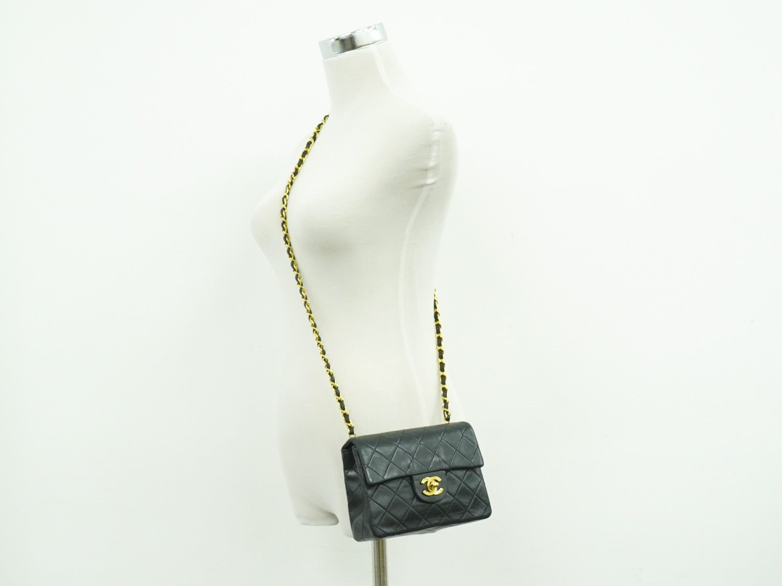 Chanel Vintage Square Classic Single Flap Bag Quilted Leather Black Leather Handbag (Pre-Owned)