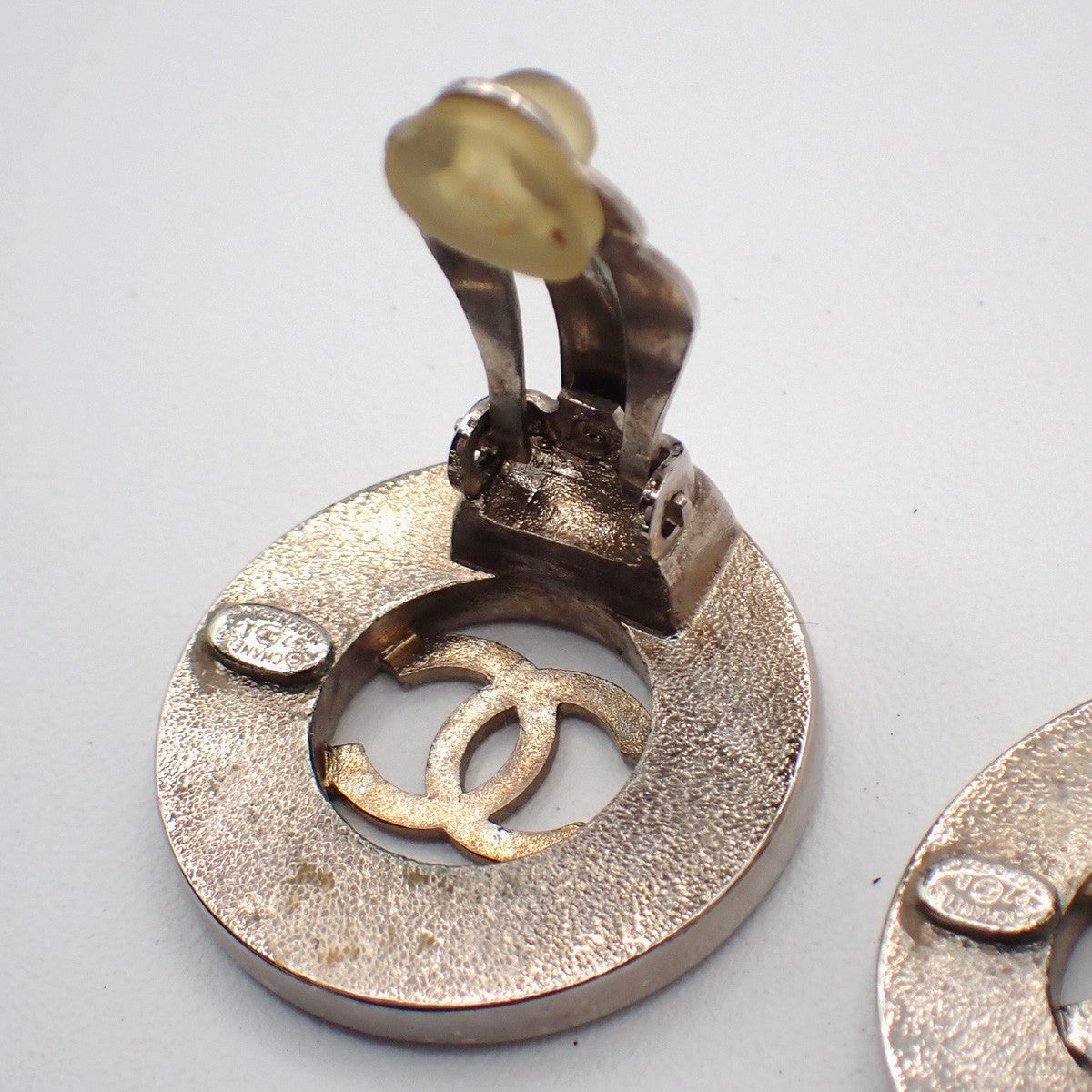 Chanel Cc Cutout Round Clip-On Earrings Metal Silver Metal Earrings Jewelry (Pre-Owned)