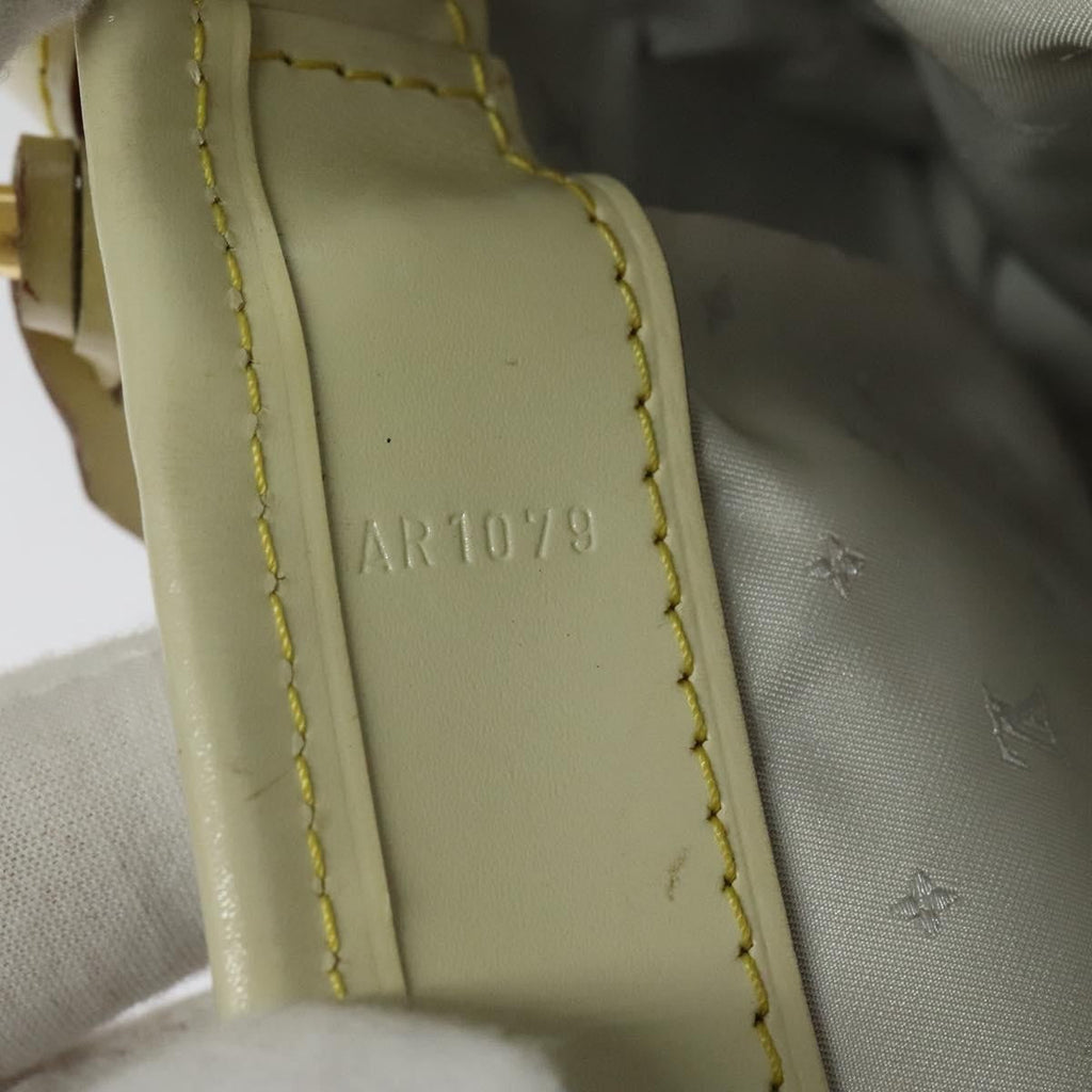 Louis Vuitton Suhali L'essentiel Handbag Leather White Leather Shoulder Bag Bag (Pre-Owned)