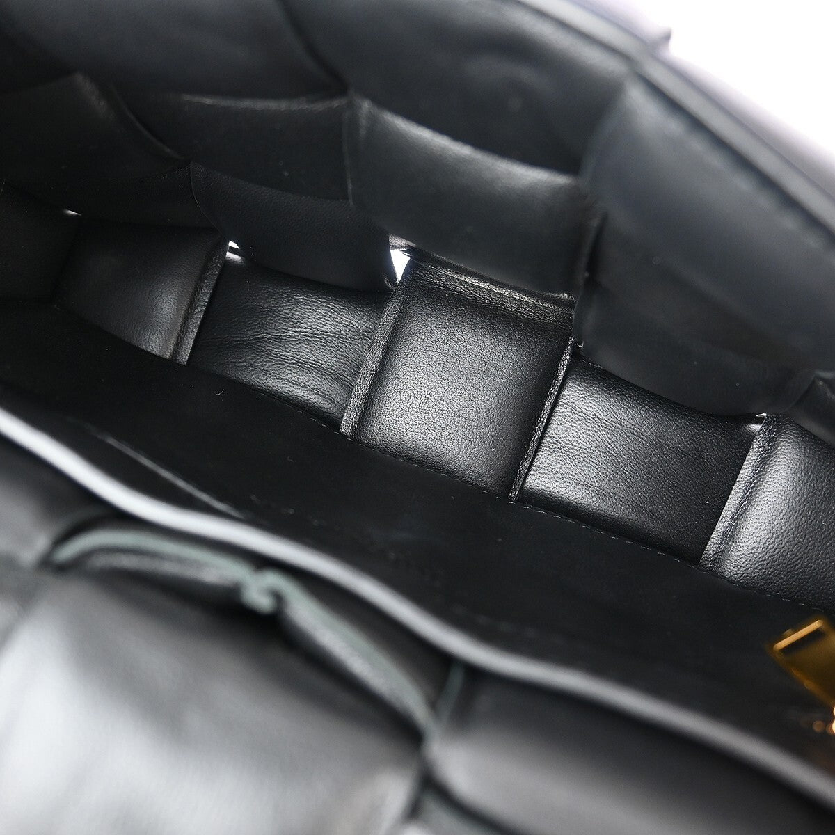 Bottega Veneta Cassette Chain Crossbody Bag Padded Maxi Intrecciato Leather Black Leather Shoulder Bag Bag (Pre-Owned)